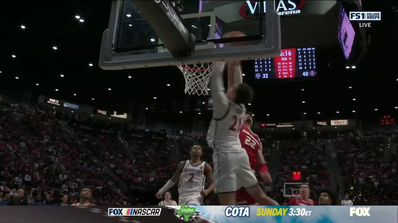 Miles Byrd reușește un dunk, mărit avansul echipei San Diego State față de New Mexico.