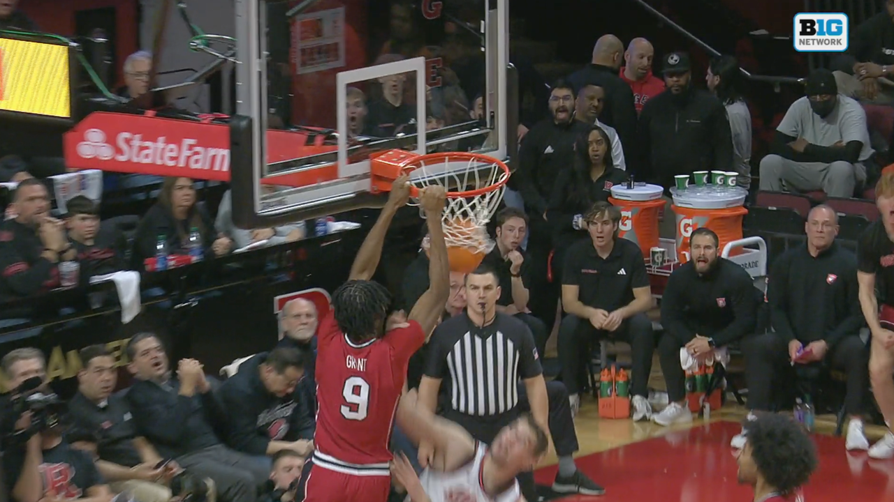 Dylan Grant de la Rutgers realizează un dunk impresionant peste un apărător din Illinois.