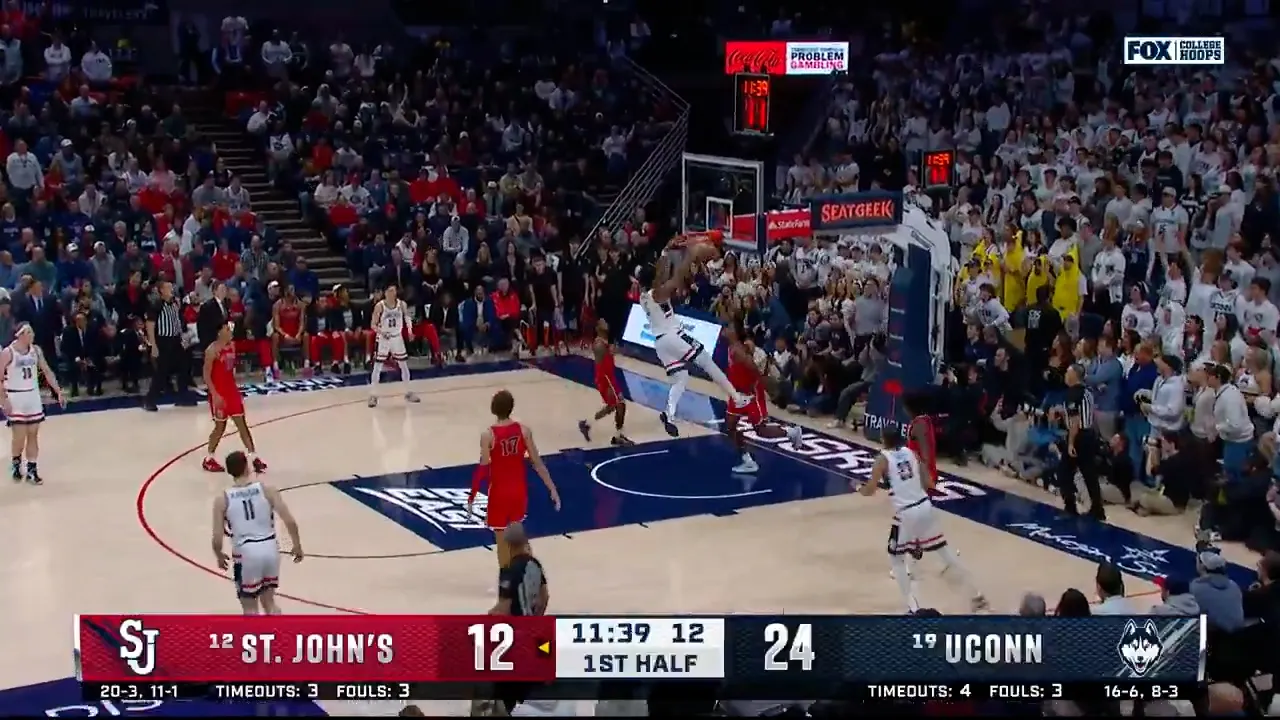 Tarris Reed reușește un dunk cu ambele mâini, mărește avantajul UConn față de St. Johns.