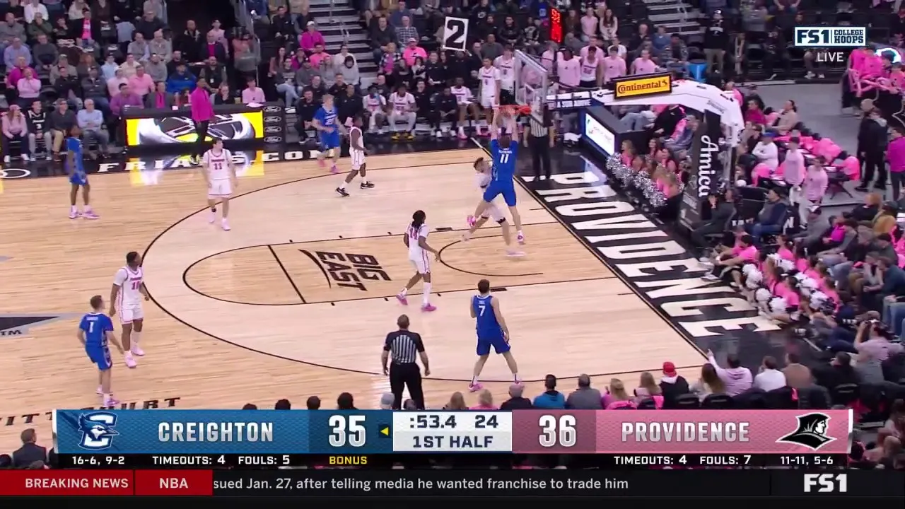 Ryan Kalkbrenner de la Creighton marchează un dunk decisiv împotriva Providence