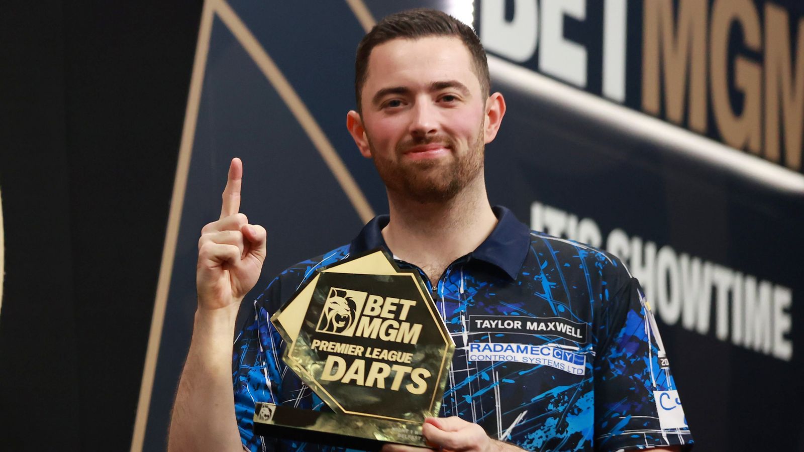 Premier League Darts 2025 Luke Humphries câștigă în Belfast, iar Michael van Gerwen îl învinge pe Luke Littler într-un meci clasic.