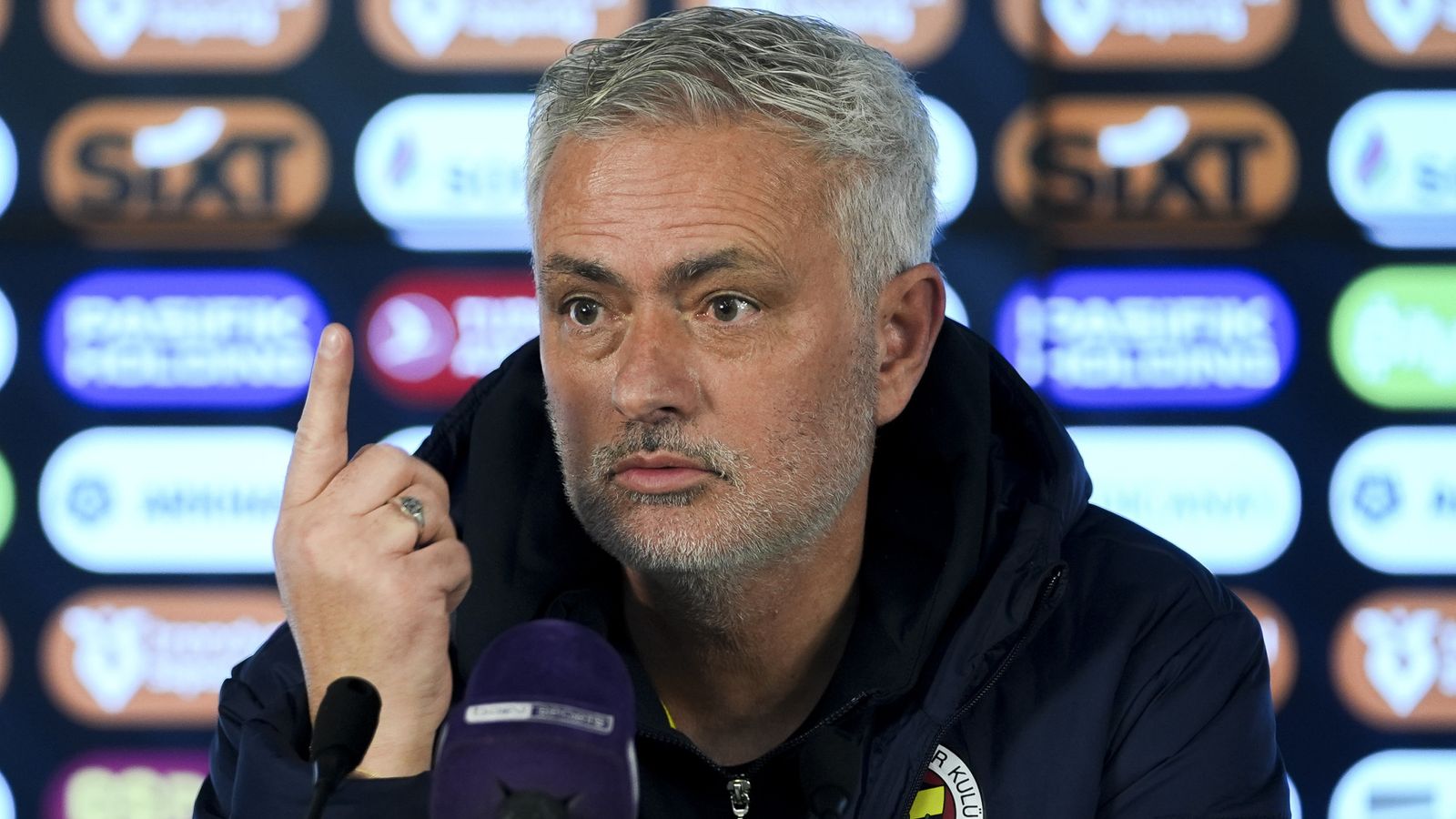 Jose Mourinho Galatasaray îl acuză pe antrenorul lui Fenerbahce de declarații rasiste și amenință cu acțiuni legale.