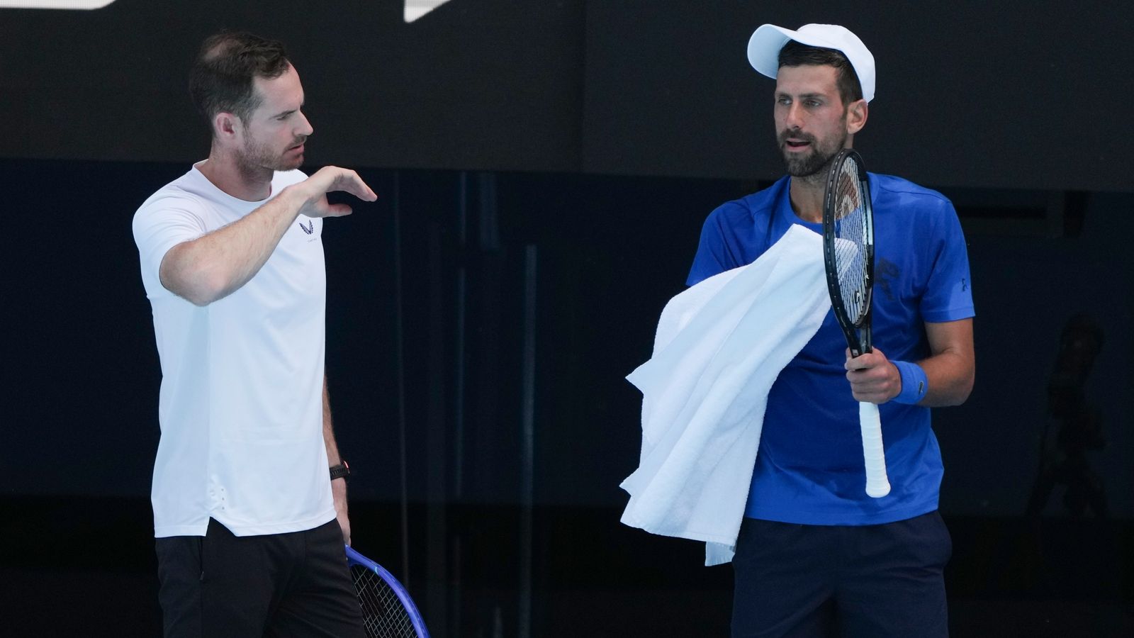 Novak Djokovic Sârbul plănuiește să revină la Qatar Open după recuperarea de la o leziune la coapsă, dar nu menționează nimic despre Andy Murray.