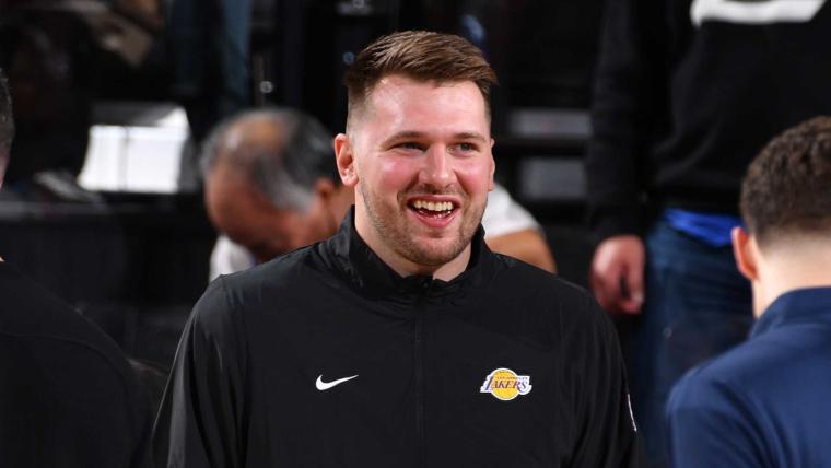 Luka Doncic joacă diseară? Cele mai recente actualizări despre starul Lakers vs. Warriors după transfer.