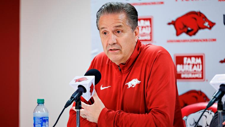 John Calipari se întoarce la Kentucky Fanii din Rupp Arena vor aplauda sau vor fluiera noul antrenor de la Arkansas.