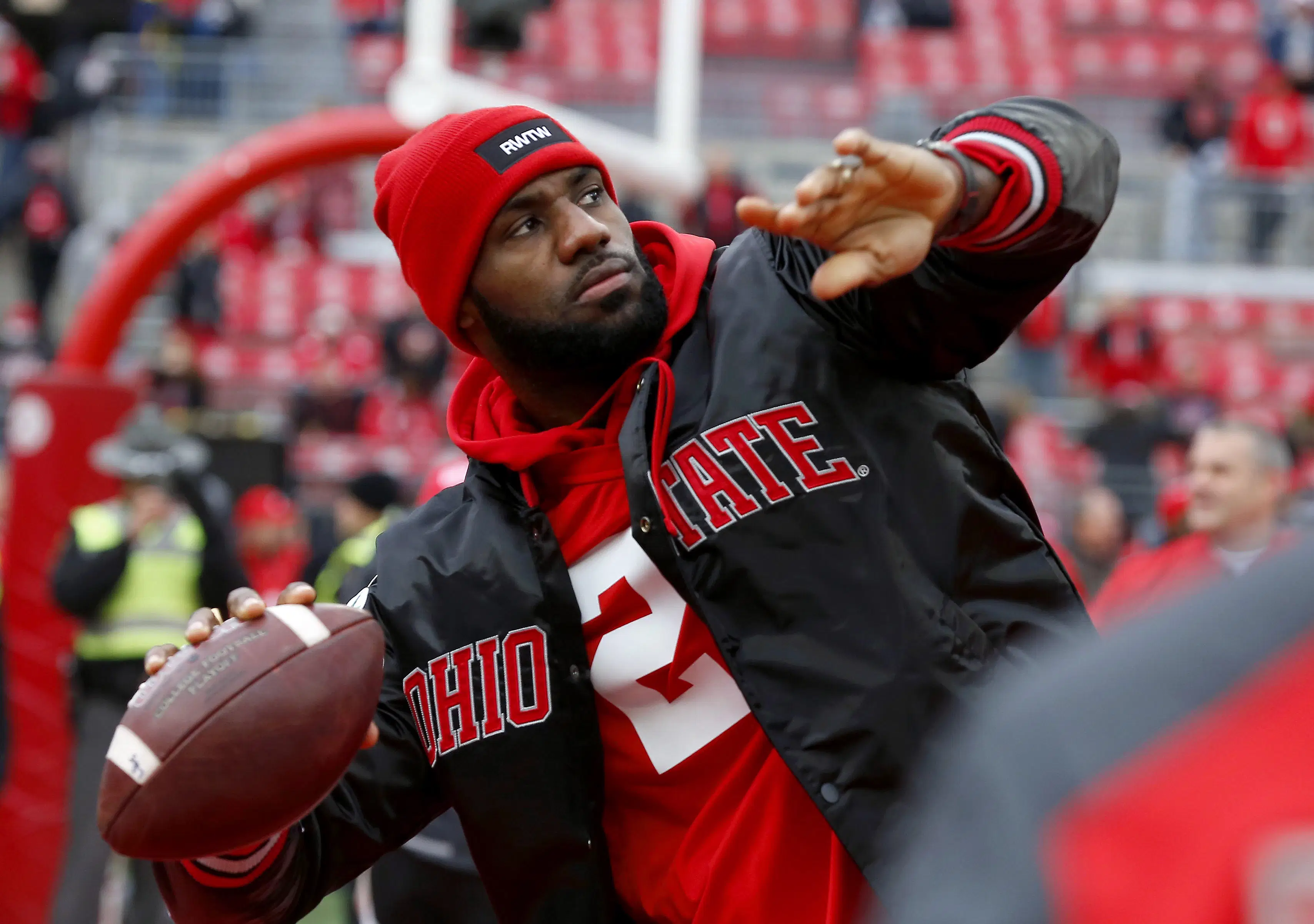 Suporterul Ohio State LeBron James simte adrenalina la finala CFP după lovitura lui Will Howard către Jeremiah Smith.